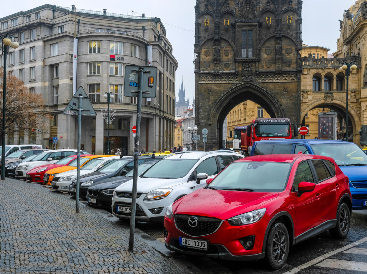 Díky mobilním aplikacím už nemusíte vystupovat z auta, abyste si šli koupit lístek.