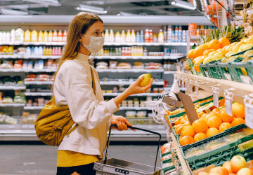 Žena nakupující v supermarketu