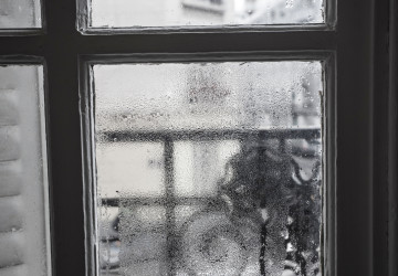 Zamlžené okno je signálem tepelných ztrát. Zamlžené okno je signálem tepelných ztrát.