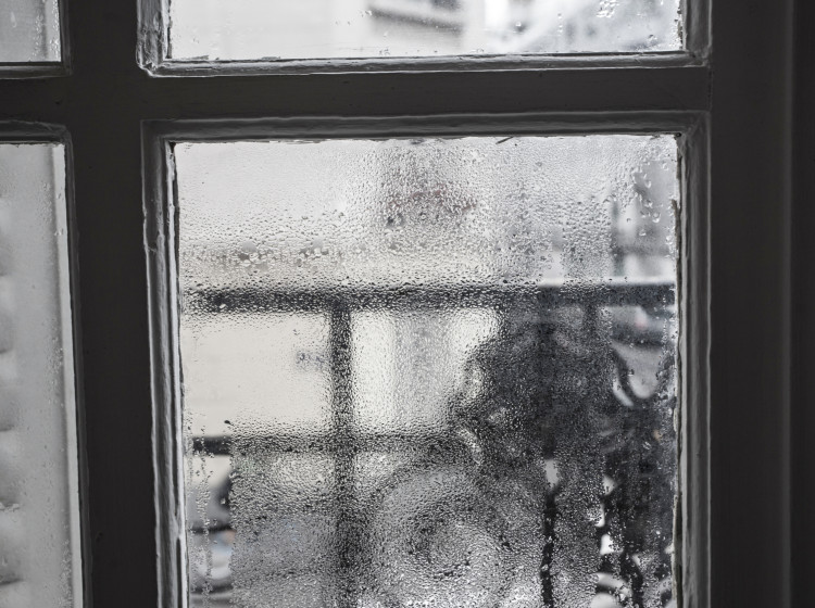 Zamlžené okno je signálem tepelných ztrát. Zamlžené okno je signálem tepelných ztrát.