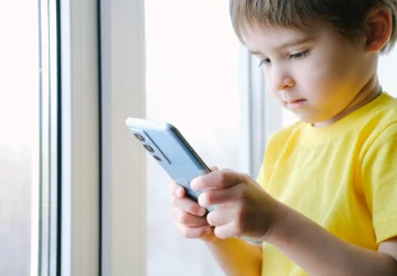 Děti nemusí během deště jen koukat do mobilu
