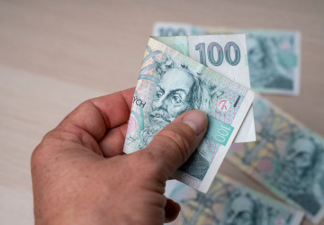 Lidé, kteří žijí sami, dostanou od října víc peněz