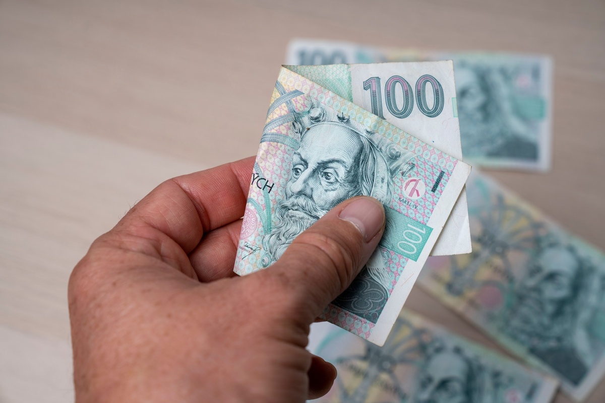 Lidé, kteří žijí sami, dostanou od října víc peněz