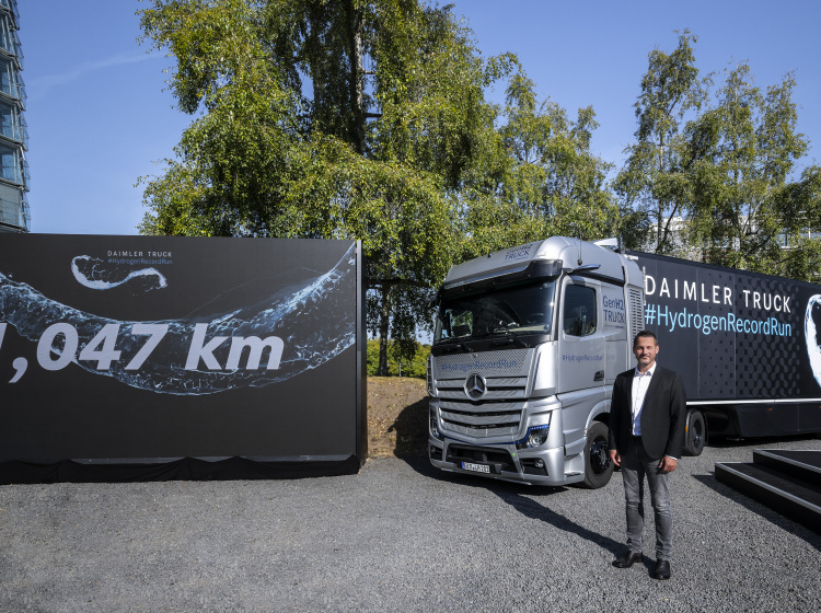 Tisíc kilometrů bez emisí, Mercedes se pochlubil rekordem vodíkového kamionu