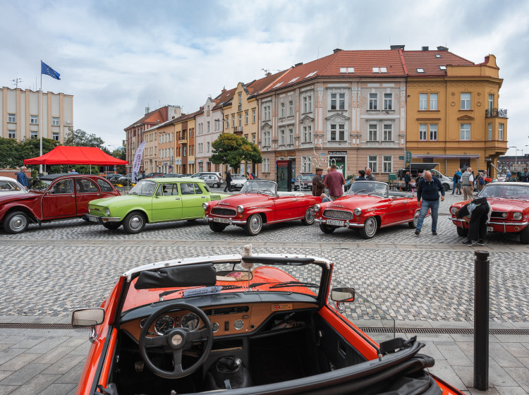 Po roce 1989 zažil český automobilový trh příval nových značek, modelů i dovozů ze zahraničí.