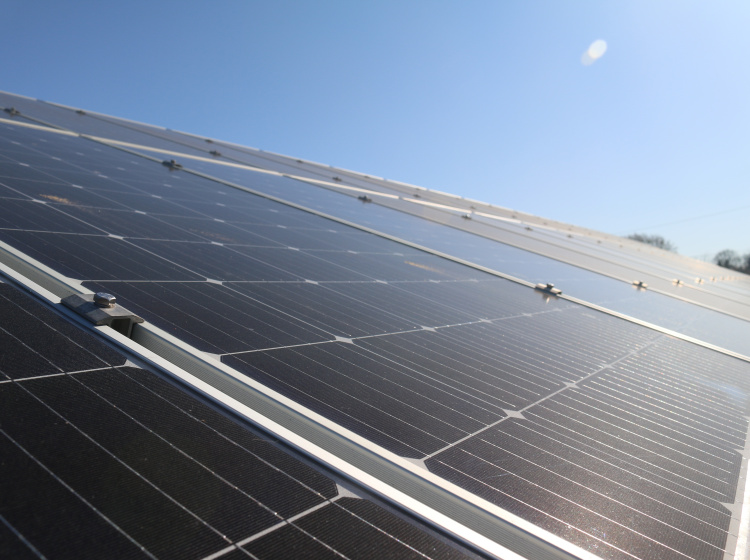 Češi instalují střešní fotovoltaiky stále rychleji
