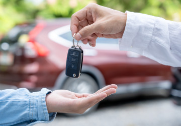 Muž si najal odborníka, aby mu usmlouval slevu na nové rodinné auto. Výsledná cena byla nižší o 300 tisíc korun