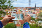 Hrubá mzda v roce 2027 v Praze překročí 75 tisíc korun.