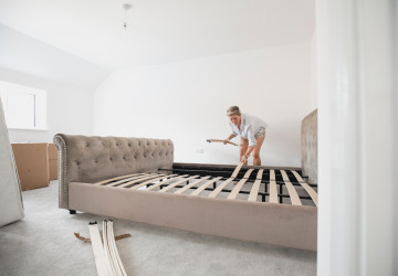 Mladí Češi vyhazují klasické postele z bytů. Zabírají moc místa, nahrazuje je trend z Japonska Mladí Češi vyhazují klasické postele z bytů. Zabírají moc místa, nahrazuje je trend z Japonska