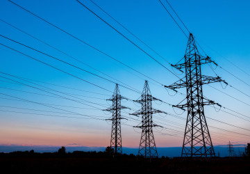 Elektřina zlevňuje, ale mnoho lidí stále platí staré ceny. Elektřina zlevňuje, ale mnoho lidí stále platí staré ceny.