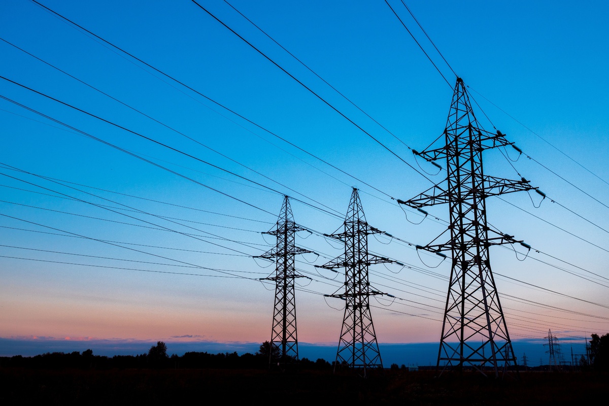 Elektřina zlevňuje, ale mnoho lidí stále platí staré ceny. 