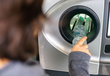 Muž oklamal zálohovací automat