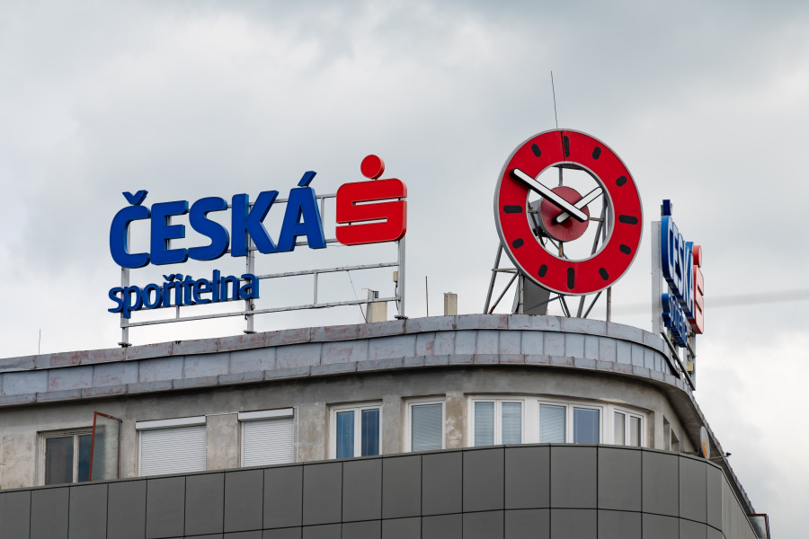 České banky hlásí, že vysoké procento podvodů v roce 2024 souviselo s falešnými účty a podvrženými platbami.