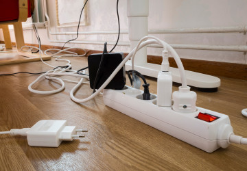 Zatočte se zacuchanými kabely tak, že je schováte do okrasné lišty