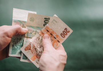 Nalezená koruna přináší štěstí, větší obnos starosti