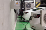 Parkování elektromobilů v podzemních garážích starších bytových domů naráží na legislativní i technické spory.