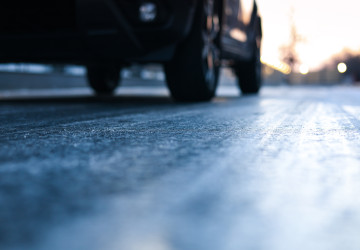 Největší hrozba zimních silnic není sníh ale černý led