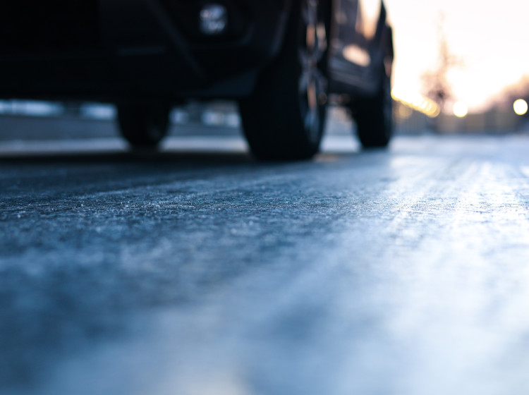 Největší hrozba zimních silnic není sníh ale černý led