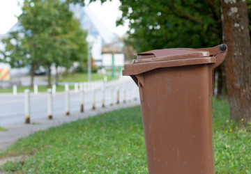 V hnědých popelnicích se stále vyskytují zakázané položky. V hnědých popelnicích se stále vyskytují zakázané položky.