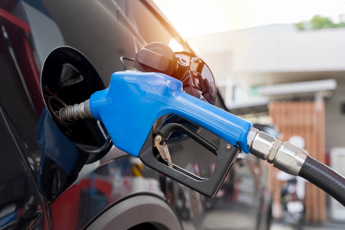 S vysokými cenami benzinu bojují vlády po celém světě. S vysokými cenami benzinu bojují vlády po celém světě.