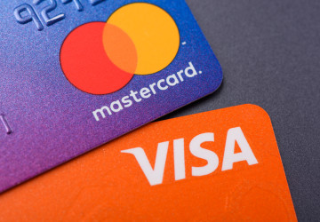 Platební karty začínají nahrazovat alternativní způsoby platby.