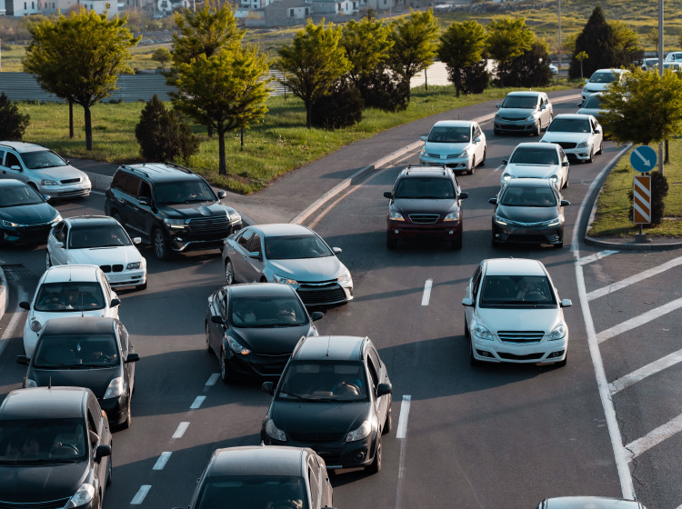 Ve vytíženém úseku v Praze budou muset řidiči zvládnout zipování Ve vytíženém úseku v Praze budou muset řidiči zvládnout zipování