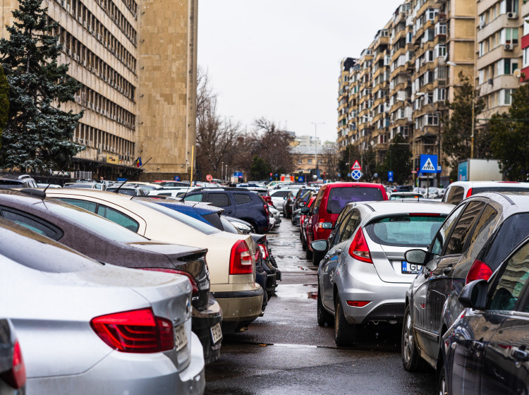 Některé moderní telefony ukládají parkovací místo i bez připojení k autu.