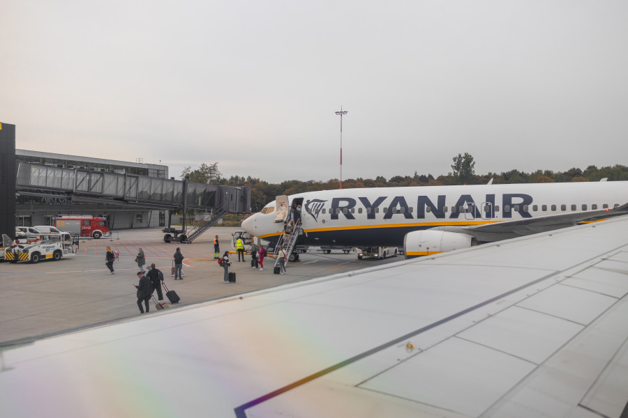 Množství letů vytváří tlak na ceny. U levných letenek ale ověřte, jaké služby obsahují.