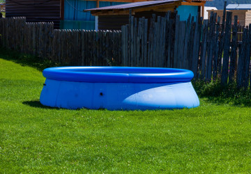 Může být malý nafukovací bazén na zahradě problémem? 