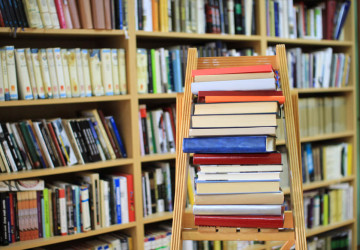 Staré knihy nemusíte tahat do antikvariátu, výkupčí přijede za vámi