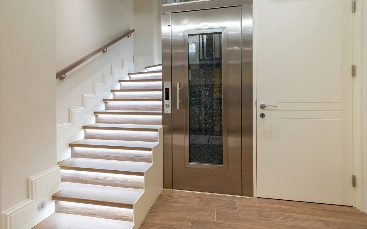 Malý výtah v rodinném domě nemusí být nedostupným luxusem. 