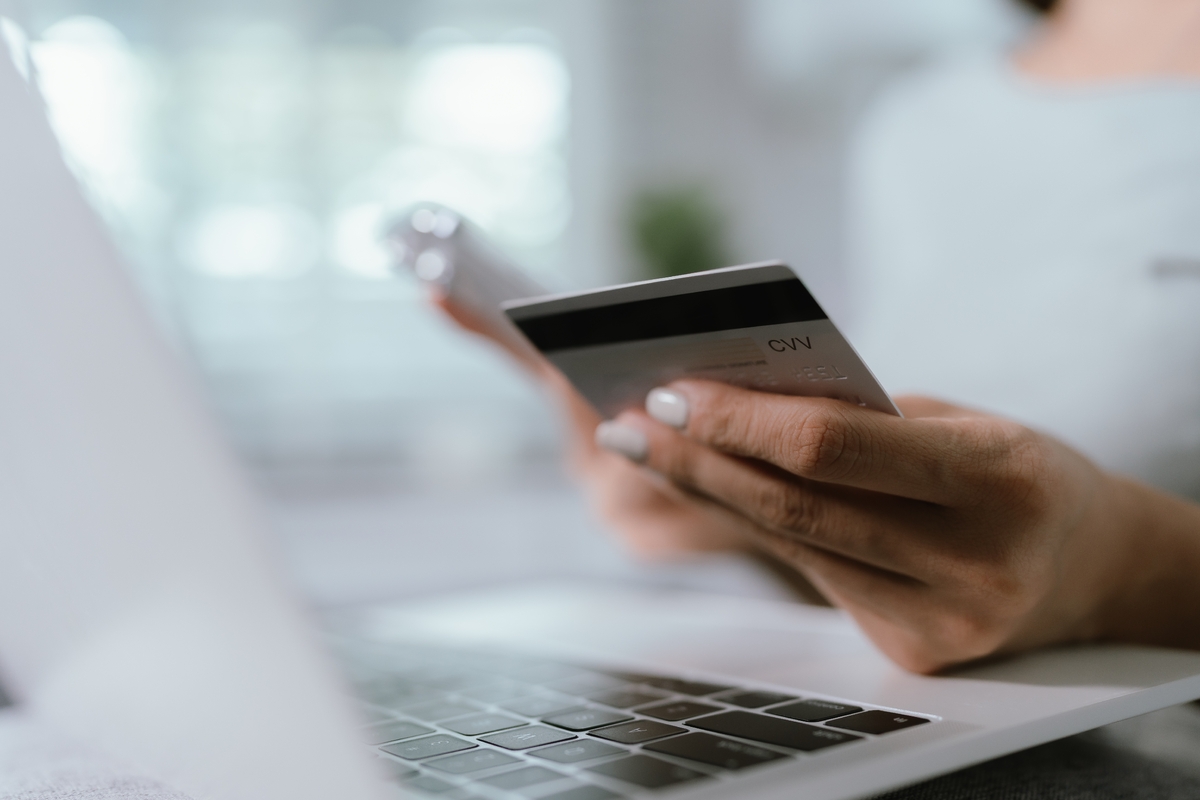 Při placení kartou na internetu, buďte obezřetní