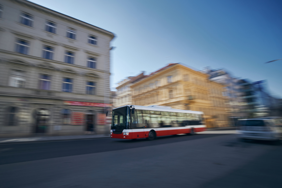 Cestující na příměstských linkách Pražské hromadné dopravy mohou relativně nově nastupovat všemi dveřmi.