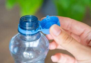 Mnozí lidé kvitují evropská víčka z PET lahví Mnozí lidé kvitují evropská víčka z PET lahví