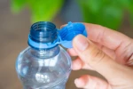 Mnozí lidé kvitují evropská víčka z PET lahví Mnozí lidé kvitují evropská víčka z PET lahví