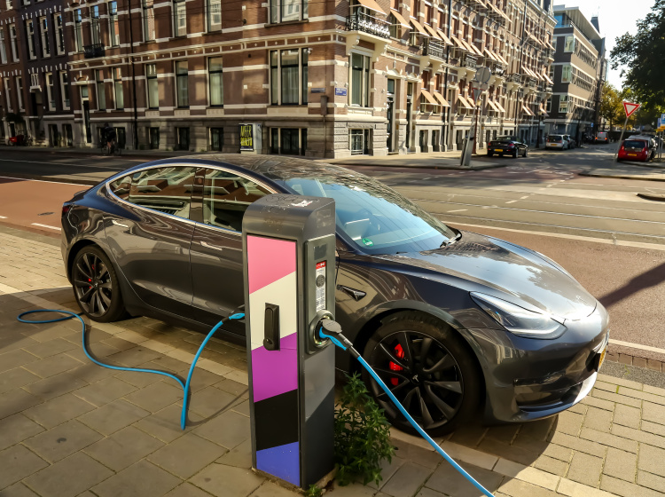 Nabíječka elektromobilů v Amsterdamu
