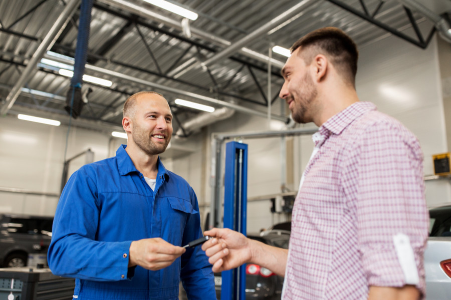Ideální je sepsat objednávku servisních prací písemně, abyste se vyhnuli sporu při předání automobilu.