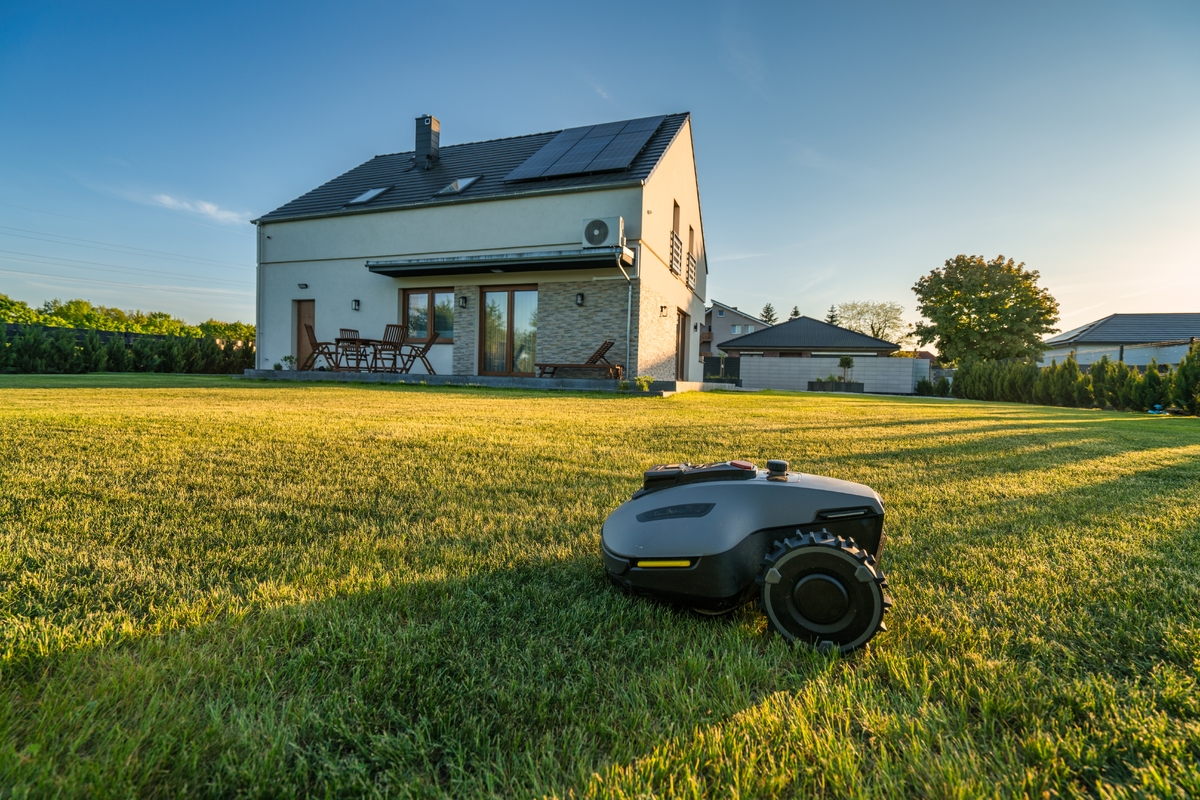 Robotická sekačka vám ušetří spoustu práce i času. Robotická sekačka vám ušetří spoustu práce i času.