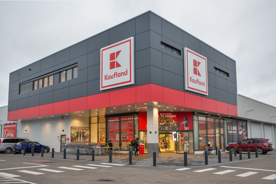 Starší zákazníci si na digitální novinky v obchodech zvykají pomaleji, proto řetězce kombinují moderní služby s klasickými systémy.