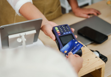 Nedělejte tuto chybu při placení kartou v zahraničí Nedělejte tuto chybu při placení kartou v zahraničí