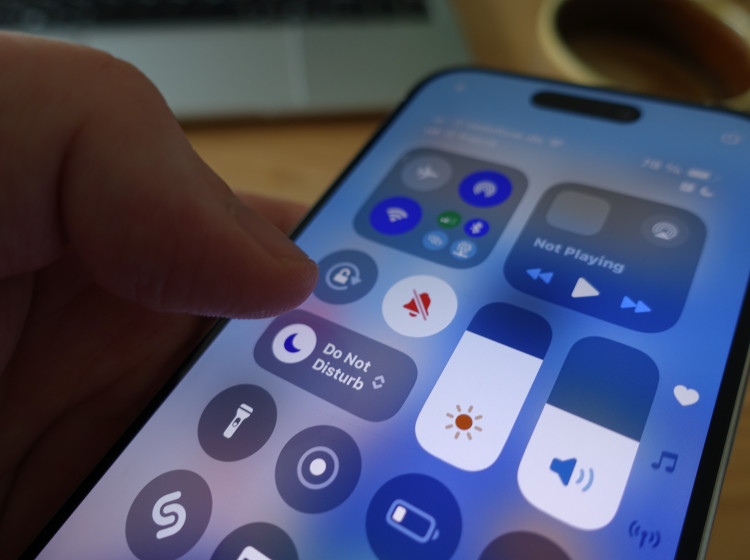 Ikony v horní liště telefonu často odhalí procesy, o kterých většina uživatelů ani neví, že se v daný moment dějí.
