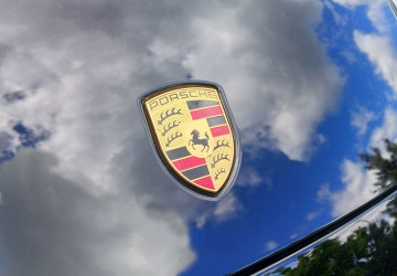 Majitel Porsche se na Facebooku chlubil, schytal ovšem posměšky a kritiku Majitel Porsche se na Facebooku chlubil, schytal ovšem posměšky a kritiku