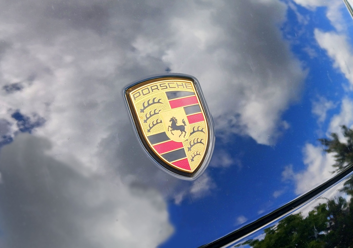Majitel Porsche se na Facebooku chlubil, schytal ovšem posměšky a kritiku Majitel Porsche se na Facebooku chlubil, schytal ovšem posměšky a kritiku