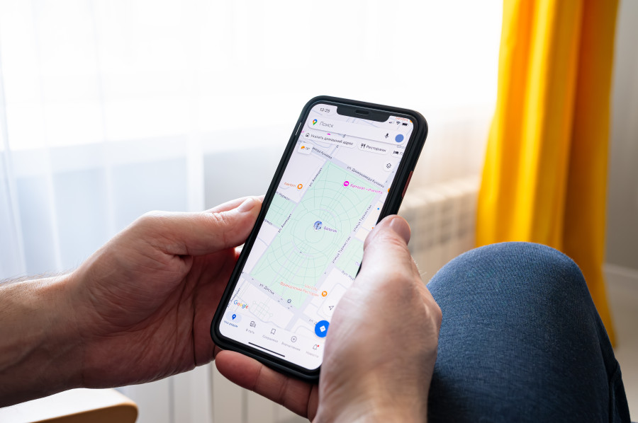 Přes telefonní číslo lze odeslat pozvánku ke sdílení polohy, kterou druhá osoba jednoduše potvrdí kliknutím.