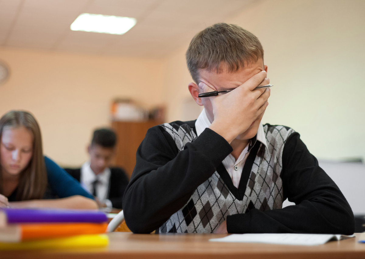 Tradiční známkování může u dětí vytvářet dlouhodobý stres a strach ze školy. 