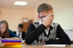 Tradiční známkování může u dětí vytvářet dlouhodobý stres a strach ze školy. 