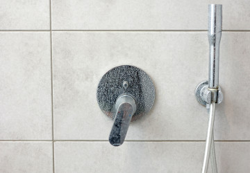 Jak odstranit zažraný vodní kámen