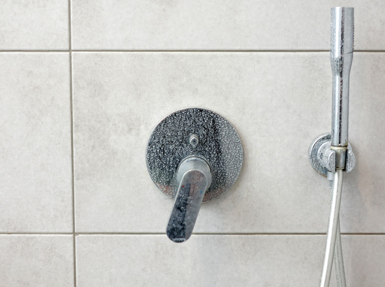 Jak odstranit zažraný vodní kámen