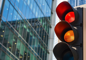 Novela zákona stanovuje, že vás v praxi může vyjít průjezd na oranžovou stejně draze jako na červenou. Novela zákona stanovuje, že vás v praxi může vyjít průjezd na oranžovou stejně draze jako na červenou.