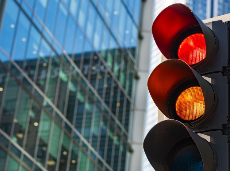 Novela zákona stanovuje, že vás v praxi může vyjít průjezd na oranžovou stejně draze jako na červenou.